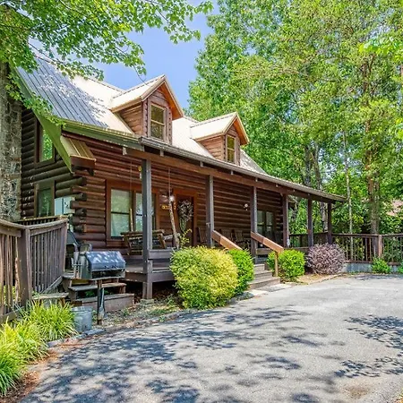 Game-N-Getaway Hot Tub, Wifi, Game Room, Free Attraction Tickets, Dollywood Included!